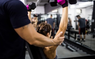 Cómo evitar lesiones y mejorar tu técnica con un entrenador personal